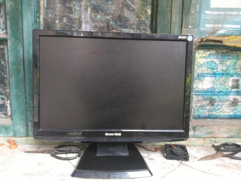 处理19寸显示器和电脑主机电脑配件