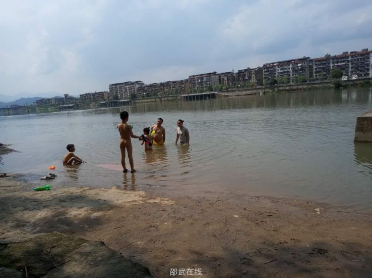 天熱了,又有小孩下河玩水了,危險!