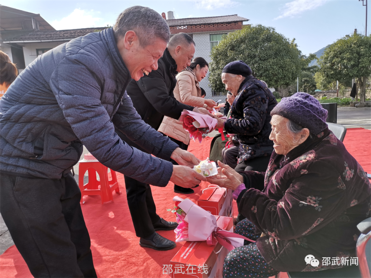 人从众龙斗村搞什么这么热闹快来看看